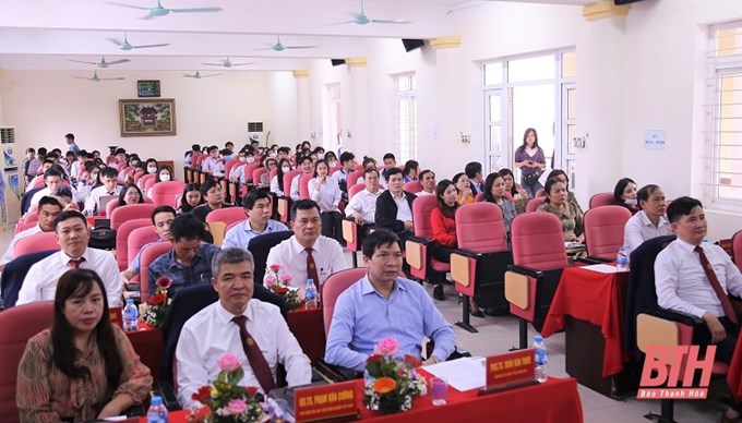 Các đại biểu dự cùng đông đảo học sinh dự hội thảo.