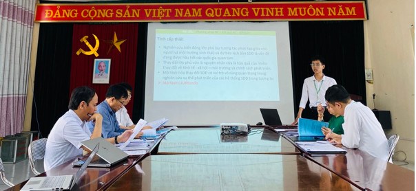 Sinh viên Phạm Duy Khánh trình bày kết quả nghiên cứu Ứng dụng mô hình CluMondo trong dự báo thay đổi kịch bản sử dụng đất nông nghiệp huyện Văn Yên, tỉnh Yên Bái