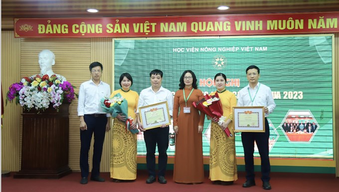  PGS.TS. Cao Trường Sơn, Trưởng nhóm NCXS Quản lý môi trường và phát triển bền vững nhận Giấy khen của Giám đốc Học viện