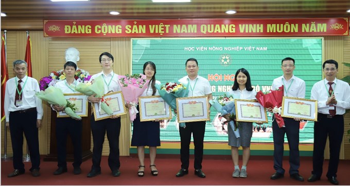 ThS. Nguyễn Thị Thu Hà và ThS. Lê Thị Mai Linh nhận giải Ý tưởng khoa học của giảng viên trẻ