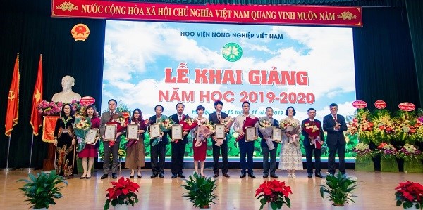ọc viện Nông nghiệp Việt Nam hợp tác với hơn 100 doanh nghiệp để cấp học bổng cho sinh viên, hướng dẫn sinh viên thực tập và giải quyết việc làm cho sinh viên khi tốt nghiệp. Ảnh: VNUA.