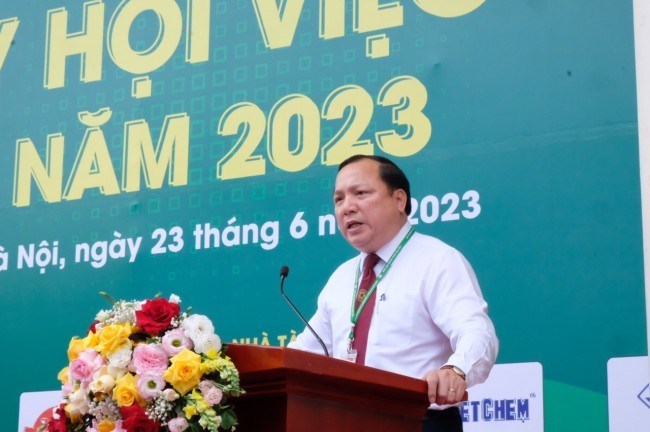 TS Vũ Ngọc Huyên, Phó Chủ tịch phụ trách Hội đồng Học viện Nông nghiệp Việt Nam, Phó Giám đốc Học viện Nông nghiệp Việt Nam phát biểu khai mạc Ngày hội việc làm 2023. Ảnh: N.H