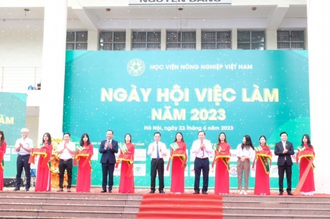 Lãnh đạo Học viện Nông nghiệp Việt Nam cùng đại diện các doanh nghiệp cắt băng khai mạc Ngày hội việc làm 2023. Ảnh: N.H  