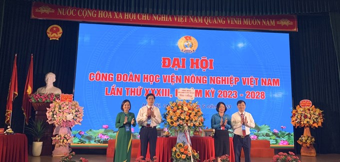 Bà Ngô Thị Anh Tuyên - Phó Chủ tịch Công đoàn Nông nghiệp và Phát triển nông thôn Việt Nam (thứ 2 từ phải sang) chúc mừng Đại hội. Ảnh: Hương Mai