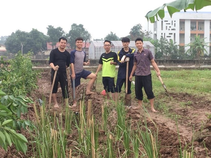 PGS.TS Cao Trường Sơn cùng nhóm sinh viên NCKH xây dựng mô hình thí điểm trên hiện trường