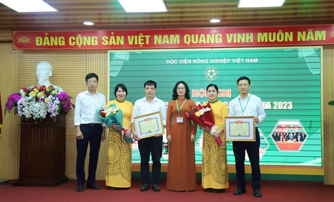 PGS.TS Cao Trường Sơn (Thứ 3 từ trái sang) trưởng Nhóm nghiên cứu xuất sắc “Quản lý môi trường và phát triển bền vững”nhận Giấy khen từ Giám đốc Học viện Nông nghiệp