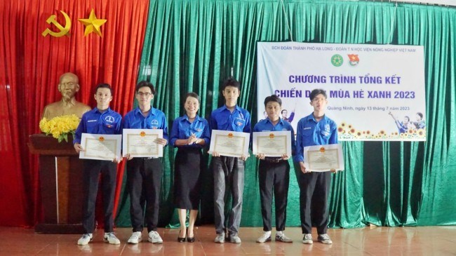 Khen thưởng tập thể và các cá nhân có thành tích xuất sắc