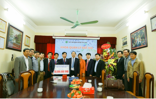 Cựu sinh viên quản lý đất đai tỉnh Hà Tĩnh chúc mừng và tài trợ học bổng cho sinh viên nhân dịp kỷ niệm 40 năm ngày thành lập Khoa