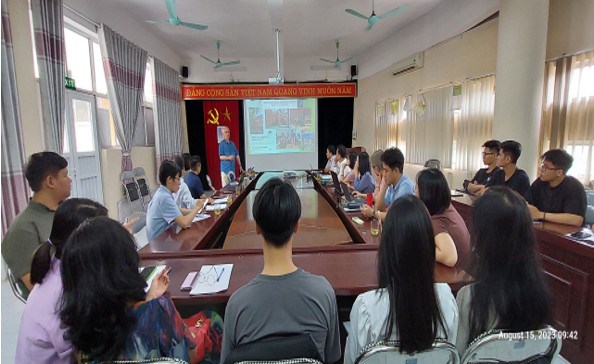 GS. Zrobek chia sẻ thông tin tại Seminar