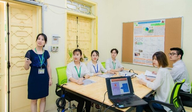Giảng viên hướng dẫn sinh viên nghiên cứu khoa học