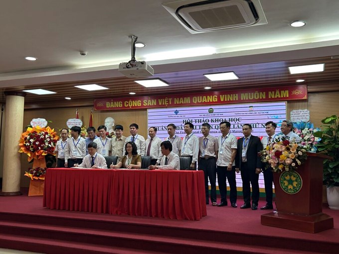 Đại diện Học viện Nông nghiệp Việt Nam, Trường Đại học Cần Thơ, Trường Đại học Nông lâm, Đại học Huế đã ký biên bản ghi nhớ hợp tác (Ảnh : Diệu Thúy/TTXVN)