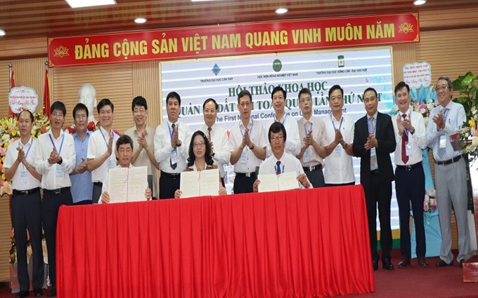 Thứ trưởng Lê Minh Ngân cùng các đại biểu chứng kiến ký Biên bản hợp tác ghi nhớ giữa 3 trường