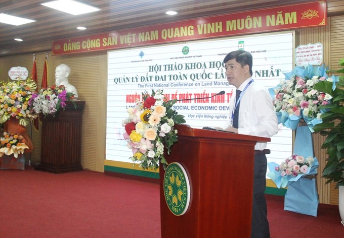 GS.TS Lê Đình Phùng – Phó hiệu trưởng Trường ĐH Nông Lâm (ĐH Huế) phát biểu tại Hội thảo.