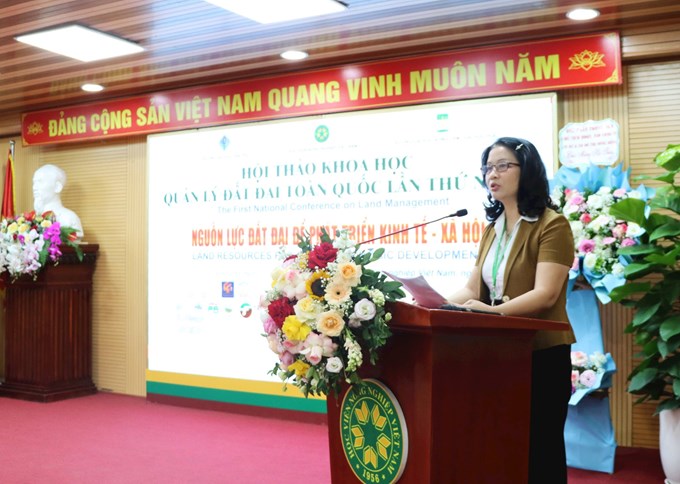 GS.TS. Nguyễn Thị Lan - Bí thư Đảng uỷ, Giám đốc Học viện Nông nghiệp Việt Nam phát biểu tại hội thảo