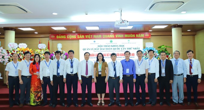 Lãnh đạo Bộ Tài nguyên và Môi trường và các Trường, Học viện và các cơ quan quản lý chụp ảnh lưu niệm tại Hội thảo khoa học Quản lý đất đai toàn quốc lần thứ I.