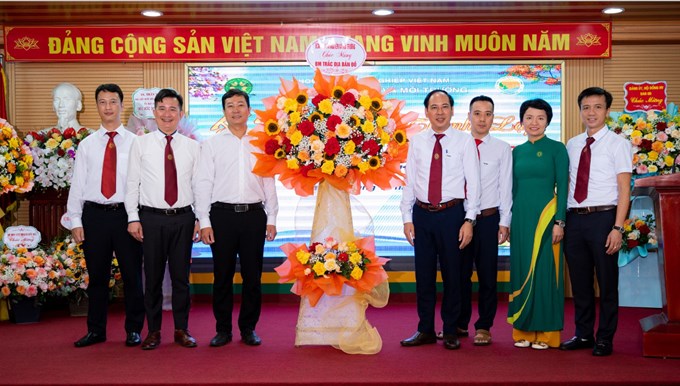 PGS.TS. Võ Hữu Công - Phó trưởng Khoa TN&MT chúc mừng Bộ môn