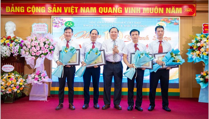 TS. Vũ Ngọc Huyên trao giấy khen cho tập thể Bộ môn và các cá nhân có thành tích trong  giảng dạy và NCKH