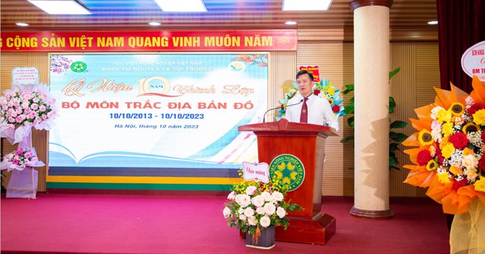PGS.TS. Trần Trọng Phương - Trưởng khoa TN&MT, Trưởng Bộ môn tổng kết các thành tích đạt được trong 10 năm qua