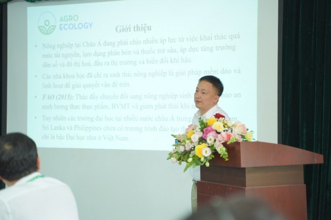 PGS.TS. Nguyễn Thanh Lâm, giảng viên Khoa TN&MT trình bày tiến trình xây dựng chương trình đào tạo Thạc sỹ nông nghiệp tại các trường Đại học thành viên dự án 