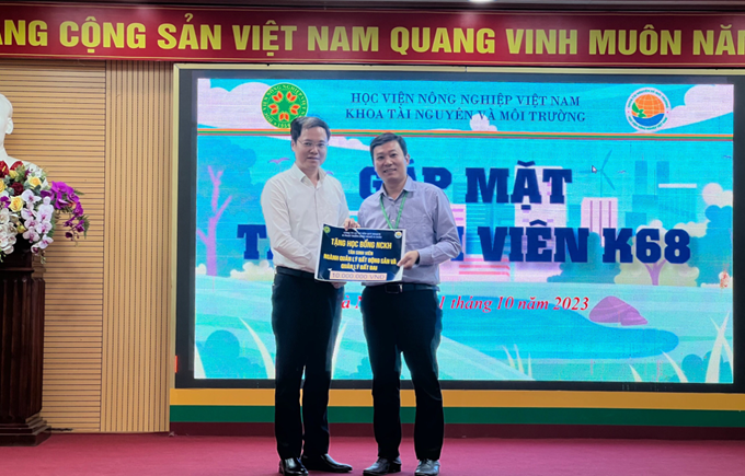 Ông Nguyễn Bá Ngọc trao học bổng cho hoạt động NCKH của sinh viên