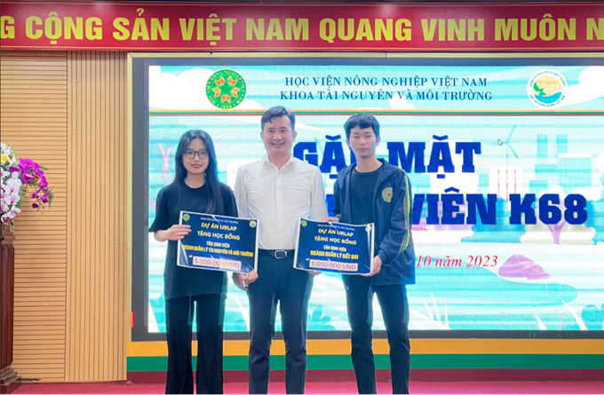 PGS.TS. Trần Trọng Phương- Trưởng Khoa trao học bổng học tập cho đại diện lớp QLĐĐA K68, QLTNMTA K68