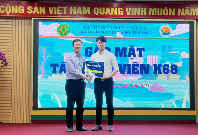 PGS.TS. Võ Hữu Công - Phó Trưởng khoa nhận học bổng khóa học tiếng Anh của Học viện Ngoại ngữ Đại Nam