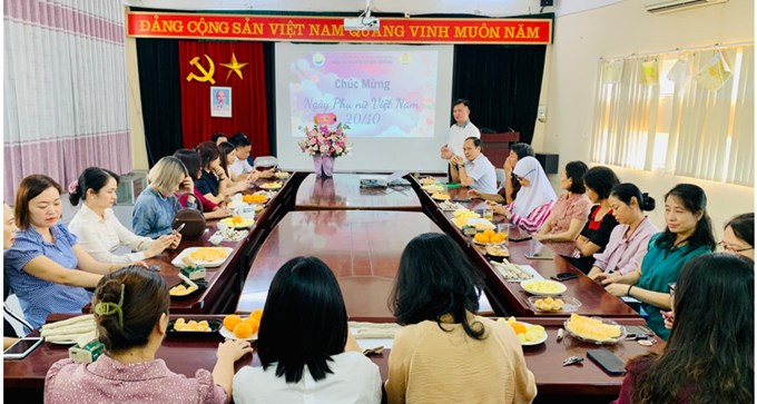 Lễ mít tinh chào mừng Ngày Phụ nữ Việt nam