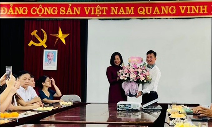 PGS.TS. Trần Trọng Phương, Bí thư chi bộ, Trưởng khoa tặng hoa và quà chúc mừng các cô