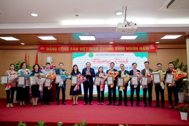 TS. Vũ Ngọc Huyên - Phó Bí thư Thường trực Đảng ủy, Phó Chủ tịch phụ trách Hội đồng Học viện, Phó Giám đốc Học viện trao chứng nhận tài trợ học bổng và tặng hoa cho các nhà tài trợ