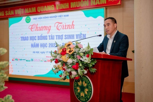 Ông Nguyễn Trung Anh - Giám đốc Nghiên cứu và Phát triển, Công ty CP Tập đoàn PAN đại diện các đơn vị, doanh nghiệp tài trợ học bổng phát biểu tại chương trình 