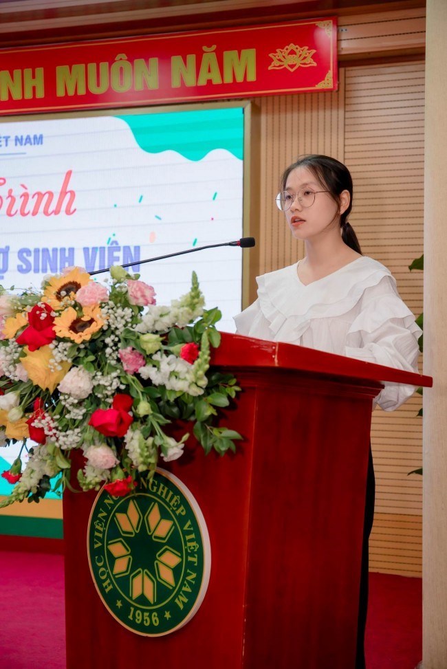 Sinh viên Trần Thị Thanh Nhàn, Khoa Cơ điện đại diện cho các bạn sinh viên được nhận học bổng phát biểu tại chương trình