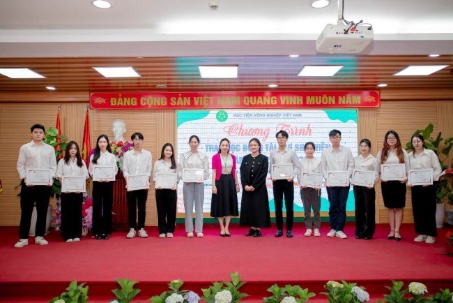 Nhà tài trợ trao học bổng cho sinh viên