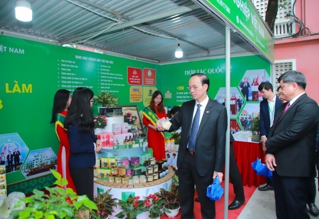  Lãnh đạo Bộ Nông nghiệp và Phát triển Nông thôn thăm gian hàng của Học viện Nông nghiệp Việt Nam