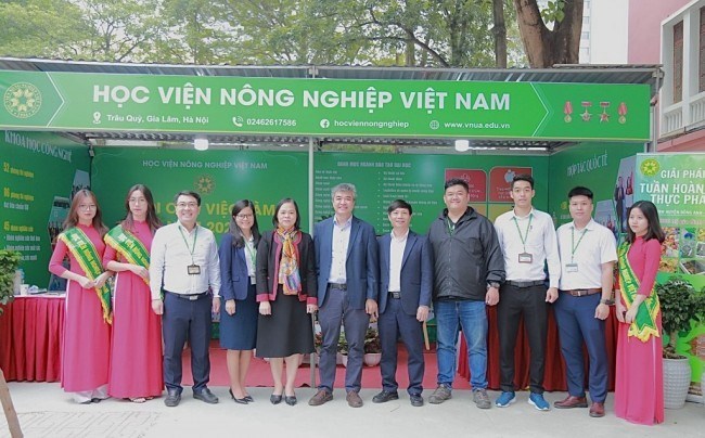 ại Hội chợ việc làm, Học viện Nông nghiệp Việt Nam có 2 gian hàng trưng bày sản phẩm và giới thiệu 43 ngành nghề trình độ đại học 