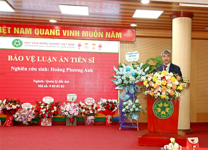 GS.TS Phạm Văn Cường – Phó GĐ Học viện chúc mừng Tân tiến sĩ