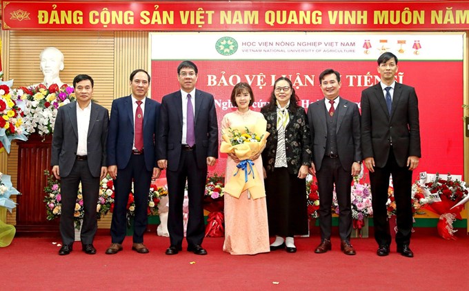 Hội đồng đánh giá luận án tiến sĩ chụp ảnh lưu niệm