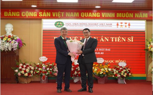 GS.TS Phạm Văn Cường – Phó GĐ Học viện chúc mừng Tân tiến sĩ