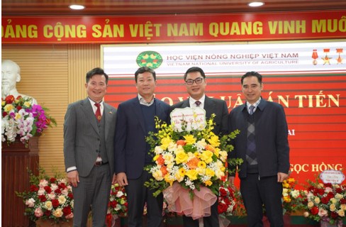 BCN khoa Tài nguyên và Môi trường chúc mừng tân tiến sĩ  