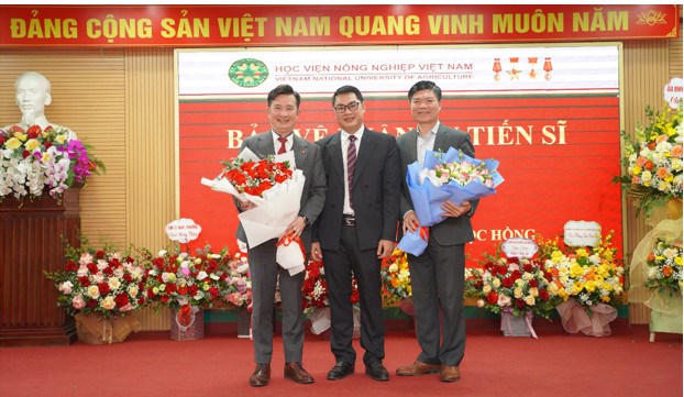 Tân tiến sĩ chụp ảnh lưu niệm cùng giáo viên hướng dẫn