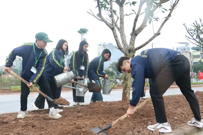 Sinh viên Học viện Nông nghiệp Việt Nam tích cực hưởng ứng trồng cây xanh.