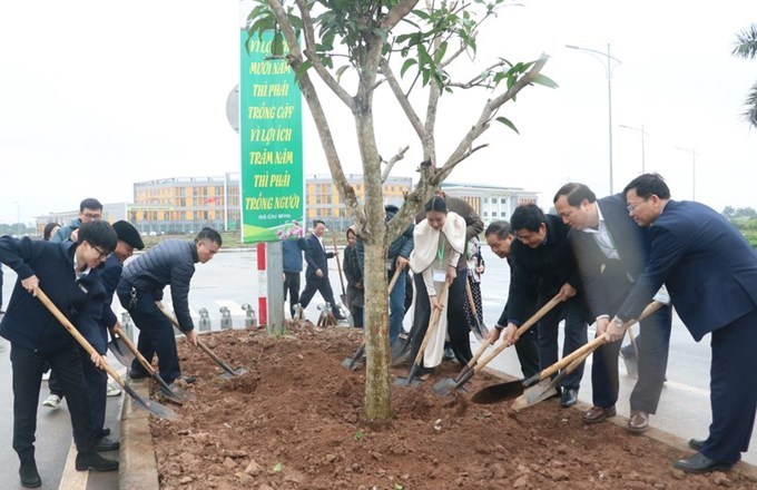 au lễ phát động, lãnh đạo Học viện Nông nghiệp Việt Nam và đại diện sinh viên tham gia trồng cây xanh trong khuôn viên Học viện.