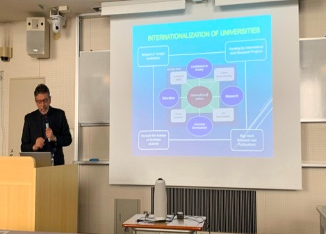 GS. Larry Lopez, Đại học Yamagata trình bày ý tưởng về toàn cầu hoá trong đào đạo lĩnh vực Tài nguyên và Môi trường