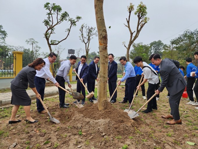 Lãnh đạo Học viện cùng các đại biểu trồng cây