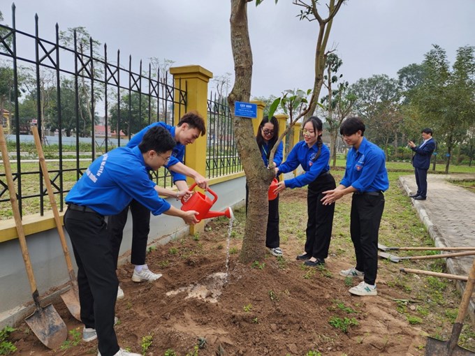 Sinh viên Khoa Tài nguyên và Môi trường cùng trồng cây xanh