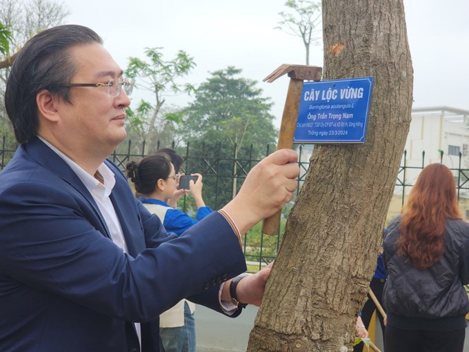 Ông Trần Trọng Nam, Chủ tịch HĐQT, Tổng Giám đốc Công ty cổ phần Đầu tư và Xây dựng Đô thị Sông Hồng trồng cây tại sự kiện