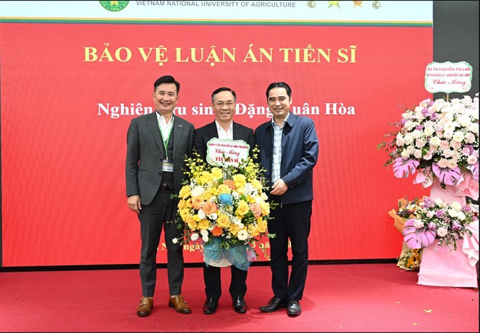 Ban chủ nhiệm Khoa Tài nguyên và Môi trường chúc mừng Tân tiến sĩ