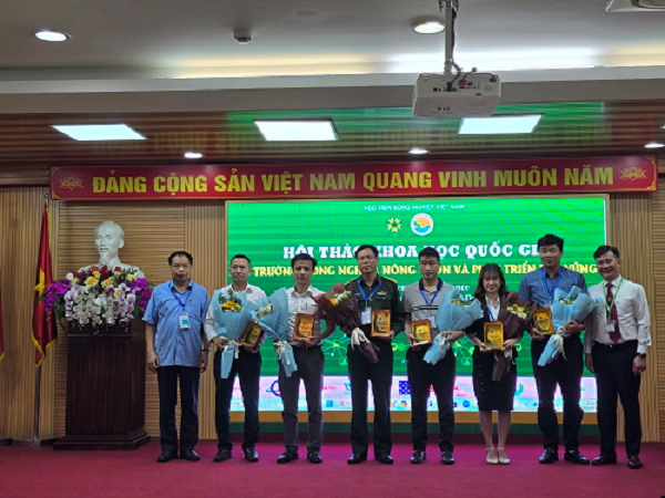 GS.TS Trần Đức Viên, Chủ tịch Hội đồng Khoa học và Đào tạo Học viện Nông nghiệp Việt Nam; PGS.TS. Trần Trọng Phương, Trưởng khoa Tài nguyên và Môi trường (Học viện Nông nghiệp Việt Nam) trao kỷ niệm chương cho các đơn vị tài trợ hội thảo