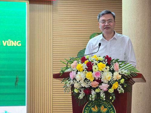Ông Quàng Văn Hương, Phó Chủ tịch Hội đồng Dân tộc của Quốc hội phát biểu tại hội thảo.