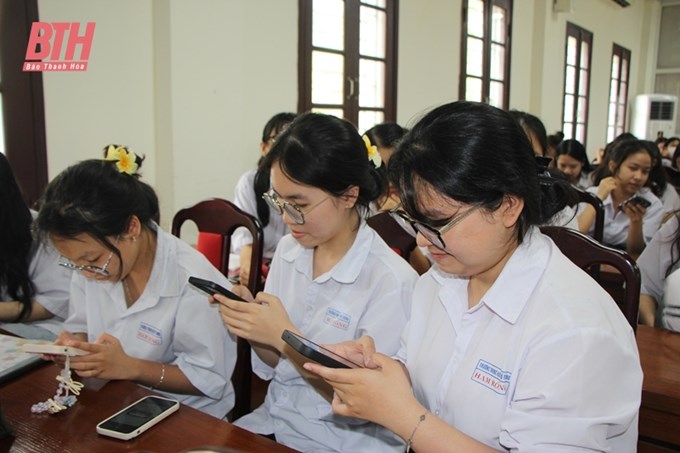 Các bạn học sinh tham gia cuộc thi trực tuyến tìm hiểu về Học viện Nông nghiệp Việt Nam.