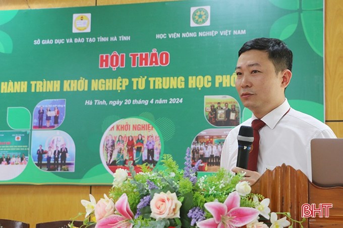 PGS.TS Võ Hữu Công - Phó Trưởng khoa Tài nguyên và Môi trường, Học viện Nông nghiệp Việt Nam trình bày tham luận: Hoạt động khởi nghiệp, đổi mới sáng tạo của sinh viên Học viện Nông nghiệp Việt Nam.